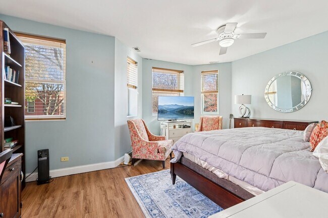 Building Photo - 3432 S Prairie Ave