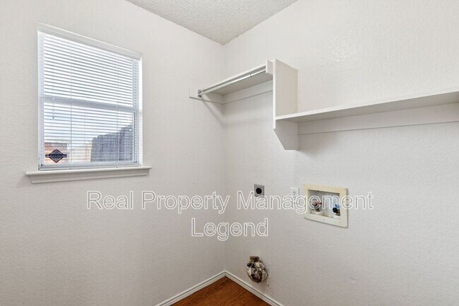 Building Photo - 1400 Caleo Dr