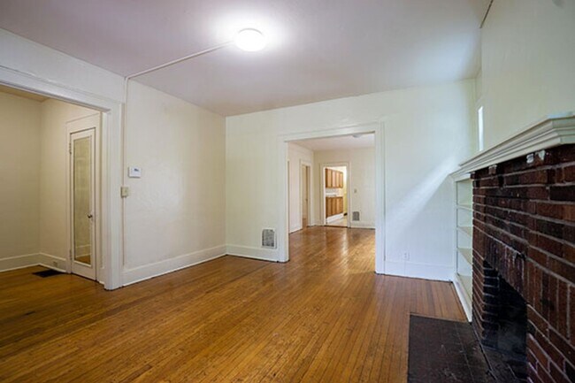 Building Photo - 3 Bedroom Apartment - Available 7/1/26 - C...