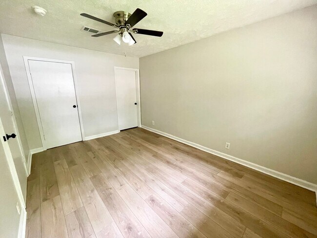 Building Photo - 1 Bedroom/1 Bath Duplex Unit Available for Rent in Brandon!