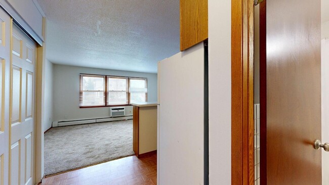 Building Photo - 2216 Pleasant Ave