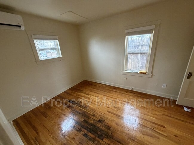 Building Photo - 116 Maple St SE