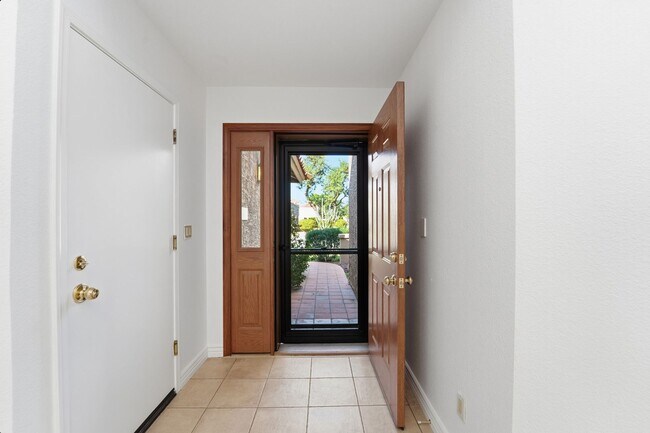 Building Photo - Welcome to this stunning 3-bedroom, 2-bathroom home in the heart of Scottsdale, AZ