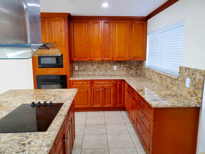 Building Photo - 802 Raymond St