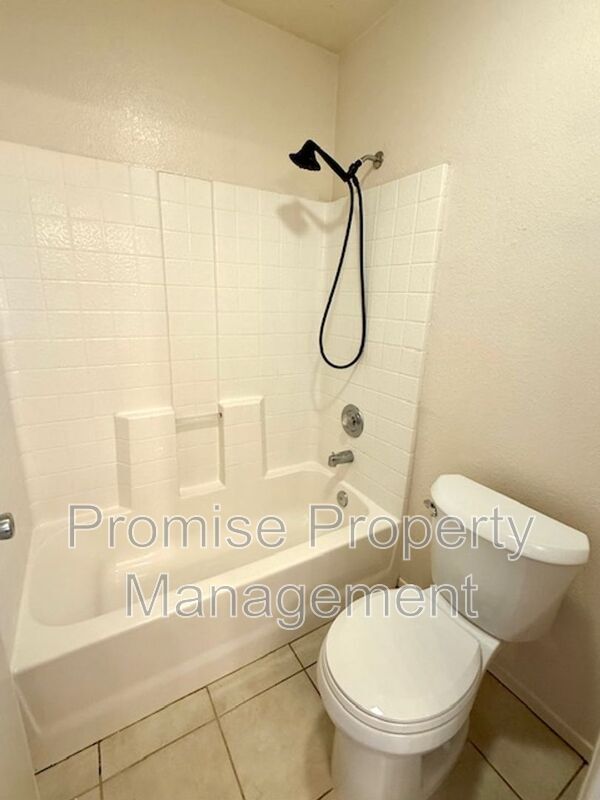 Building Photo - 4660 Los Alamos Way