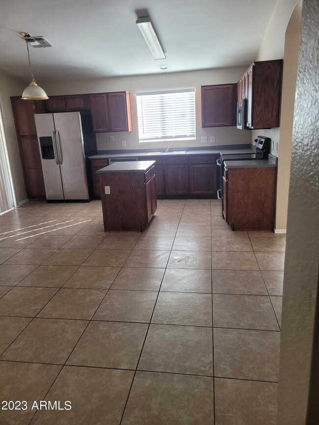 Building Photo - 1679 N La Fresa Dr