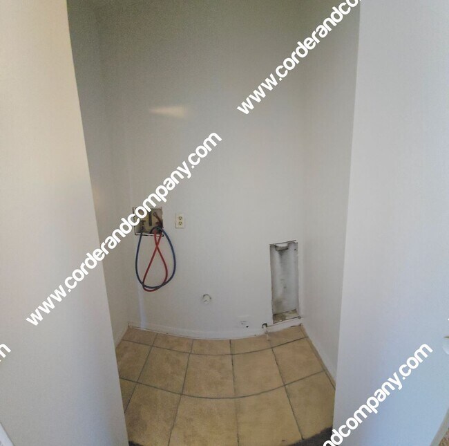 Building Photo - Welcoming 3 Bedroom, 2 Bathroom, 2 Car Gar...