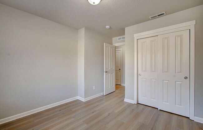 Building Photo - Charming 3 bd 2.5 ba Townhouse - Available Now!