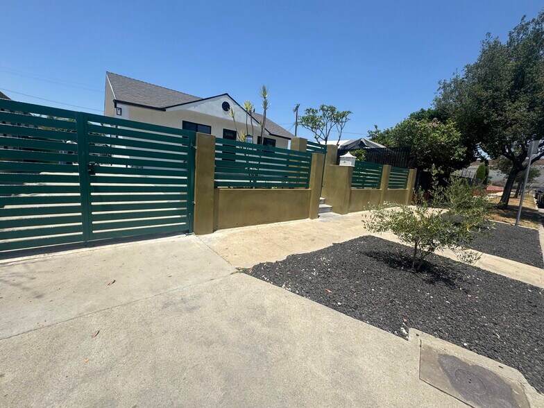Building Photo - 1121 La Puerta St