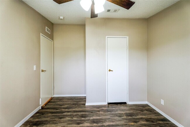 Building Photo - 9824 Stone Ranch Blvd