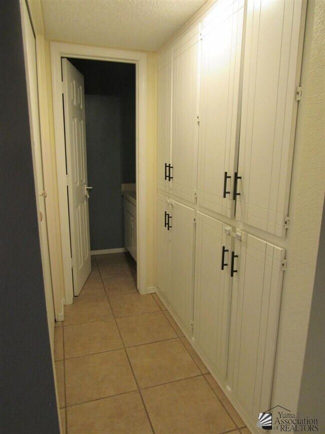 Building Photo - Central townhome with 2 bedrooms and 3 bat...