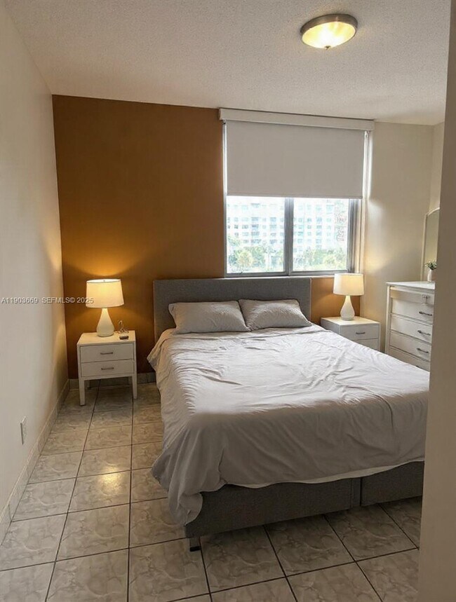 Building Photo - 2025 NE 164th St