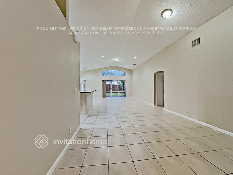 Building Photo - 4929 SW 33rd Ave