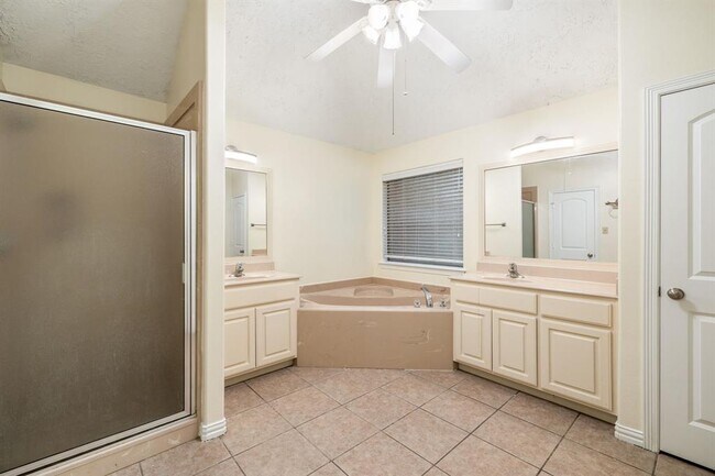 Building Photo - 10459 Parkside Dr