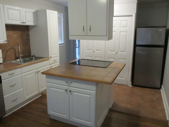 Building Photo - Charming 2 bedroom home close to St Francis!