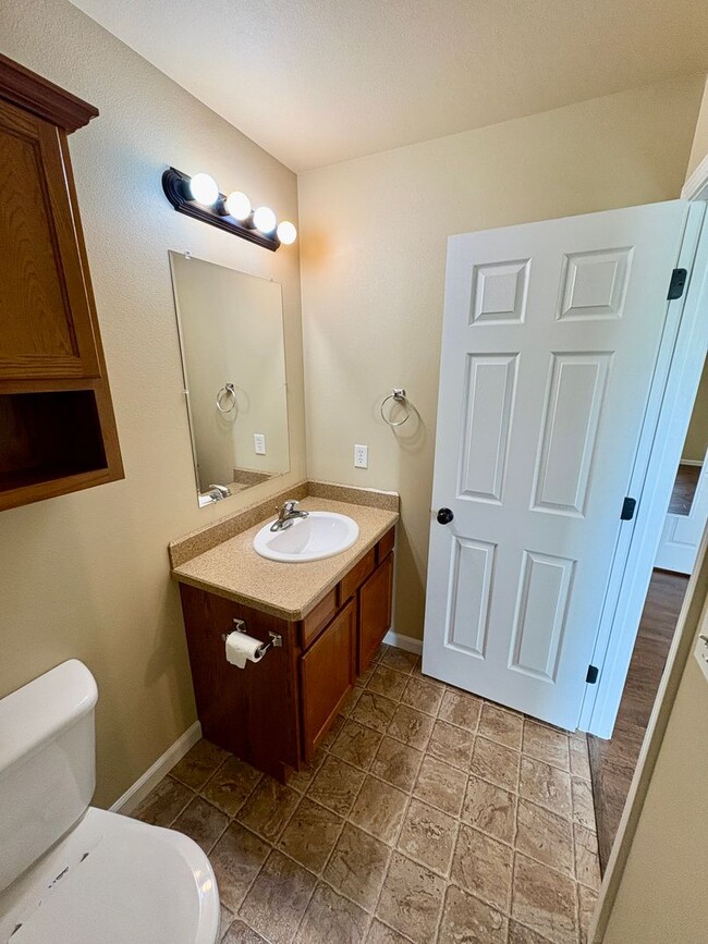 Building Photo - Beautiful 3 bedroom 2 bathroom home locate...