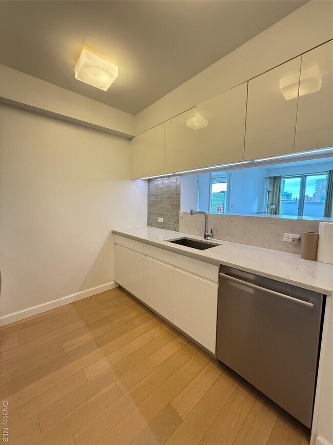 Building Photo - 138-35 39th Ave