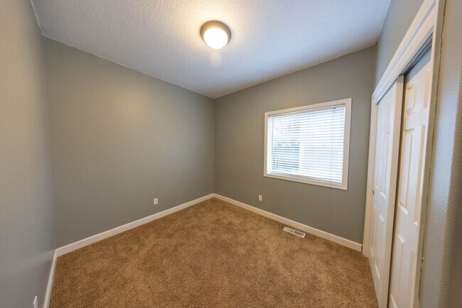 Building Photo - Three bedr. one level home in Washougal - Fenced yard