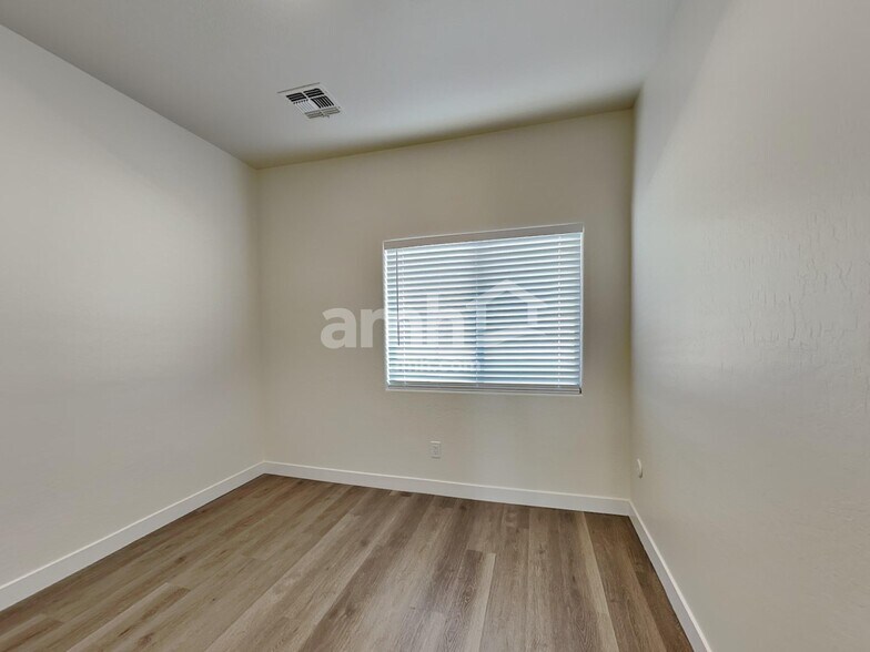 Building Photo - 8854 W Northview Ave