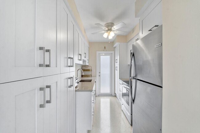 Building Photo - 1221 Hillsboro Mile