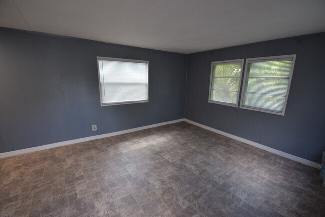 Building Photo - 2BR, 1BA Mobile Home with screened patio