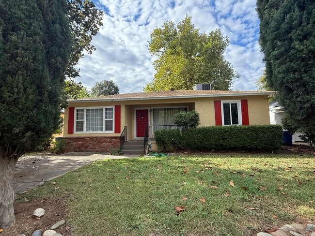 Building Photo - 3-bedroom, 2-bathroom home located in the desirable Garden Tract Subdivision