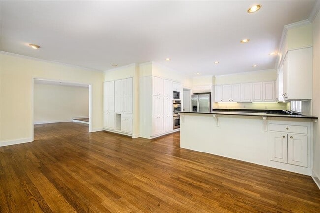 Building Photo - 1034 St James Crossing