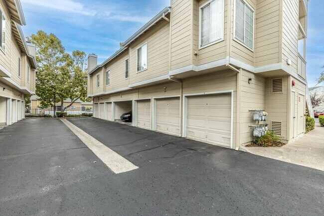 Building Photo - 2 bed/2 bath Upstairs Condo!