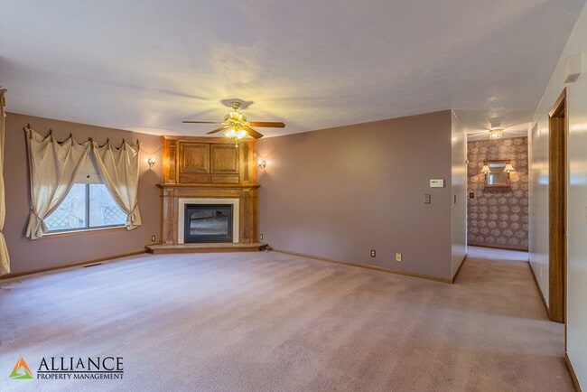 Building Photo - Amazing, Spacious Home! Pet Friendly!