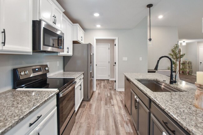 Building Photo - Pet Friendly Three Bedroom!