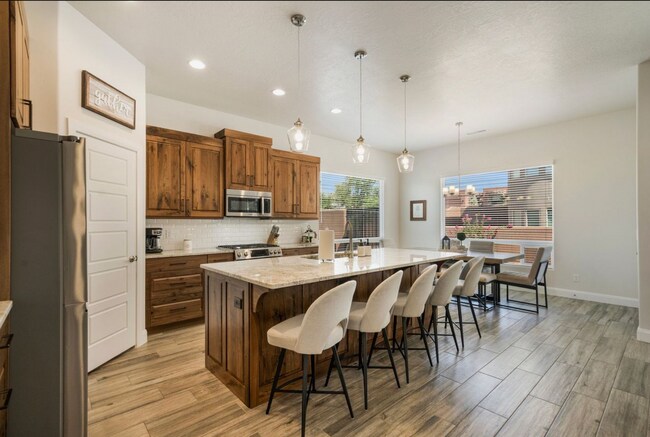 Building Photo - Luxurous 4 Bedroom Golf Course Home