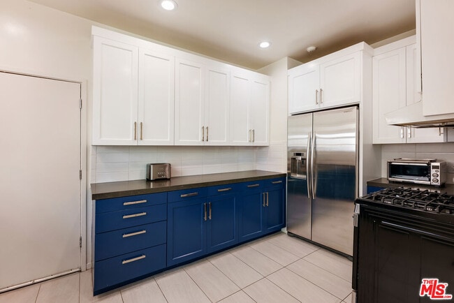 Building Photo - 1014 N Doheny Dr