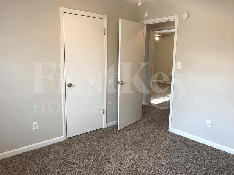 Building Photo - 1006 Hicksmil Ct SW