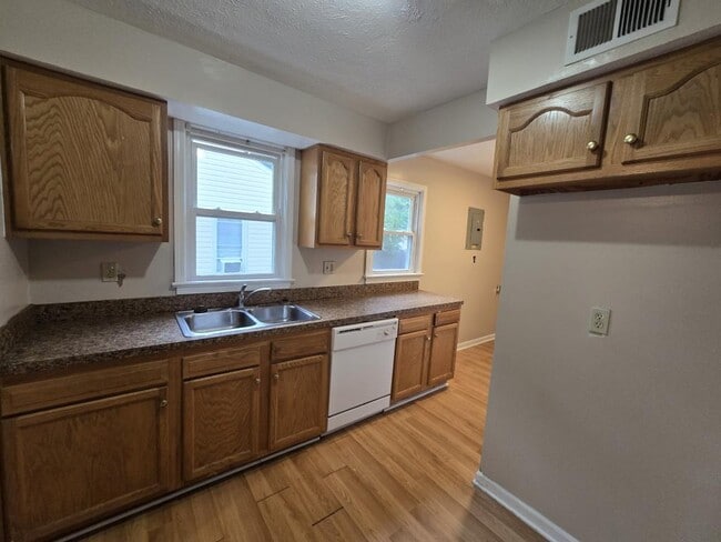 Building Photo - 2553 Greenvale Rd