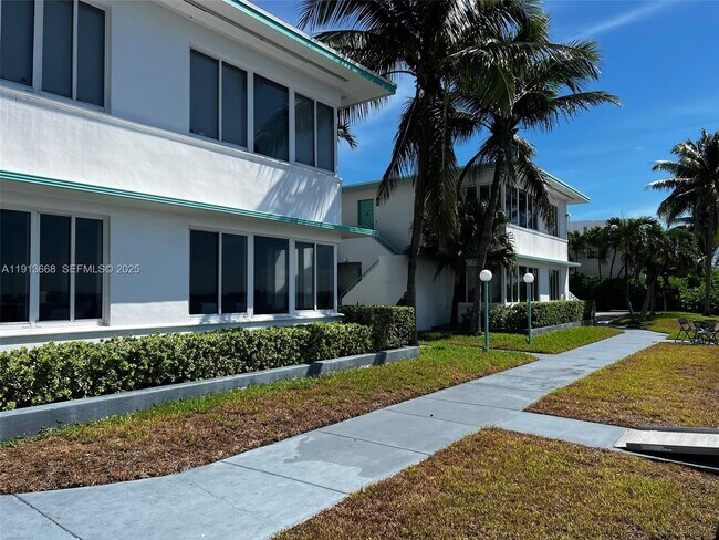 Building Photo - 1990 Bay Dr