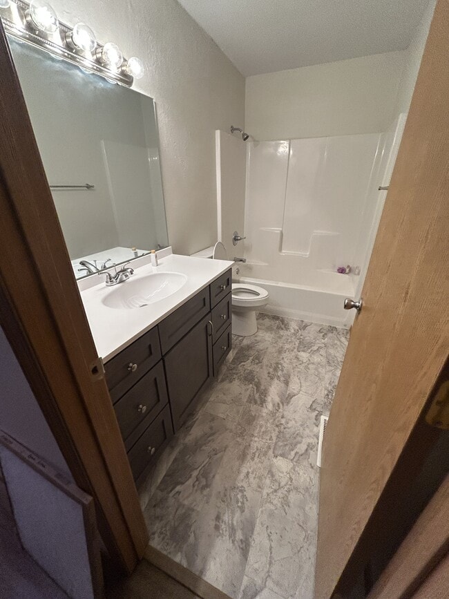 Building Photo - 519 Cherry St