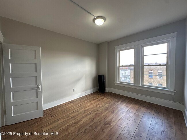 Building Photo - 568 Main St