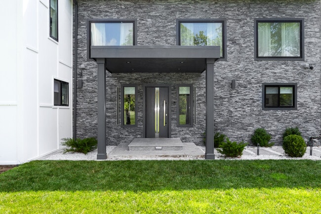Building Photo - 7 Hillside Rd