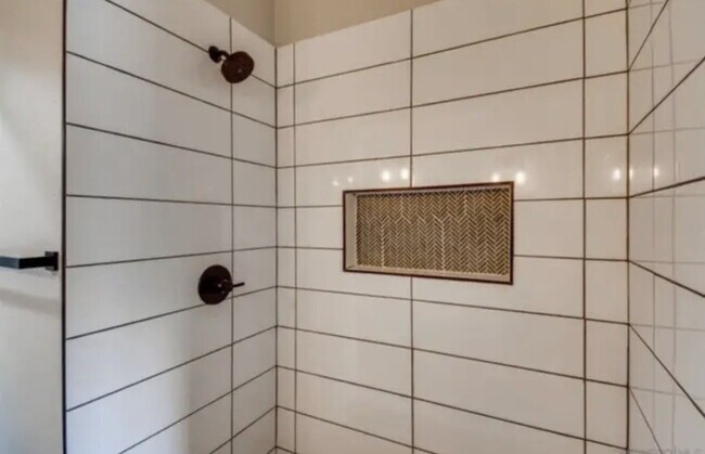 Building Photo - $3,500 - 3 Bed / 2.5 Bath Upgraded Townhome in The Knolls Community