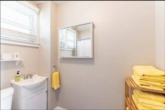 Building Photo - Furnished Germantown Charmer- available for 1-3 month stays!