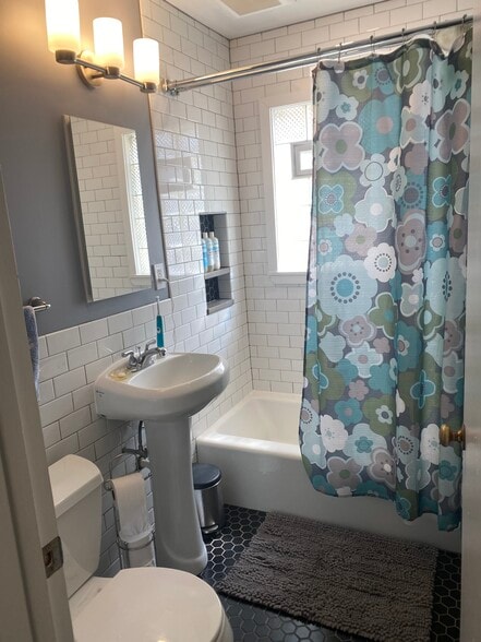 Building Photo - 310 Palomino Ln