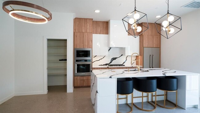 Building Photo - 605 N Idaho Ave