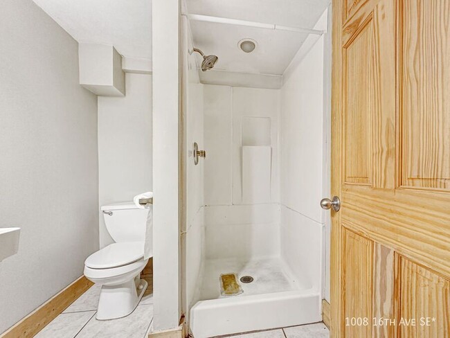 Building Photo - 3br 2ba ~ Security Deposit Free Alternativ...