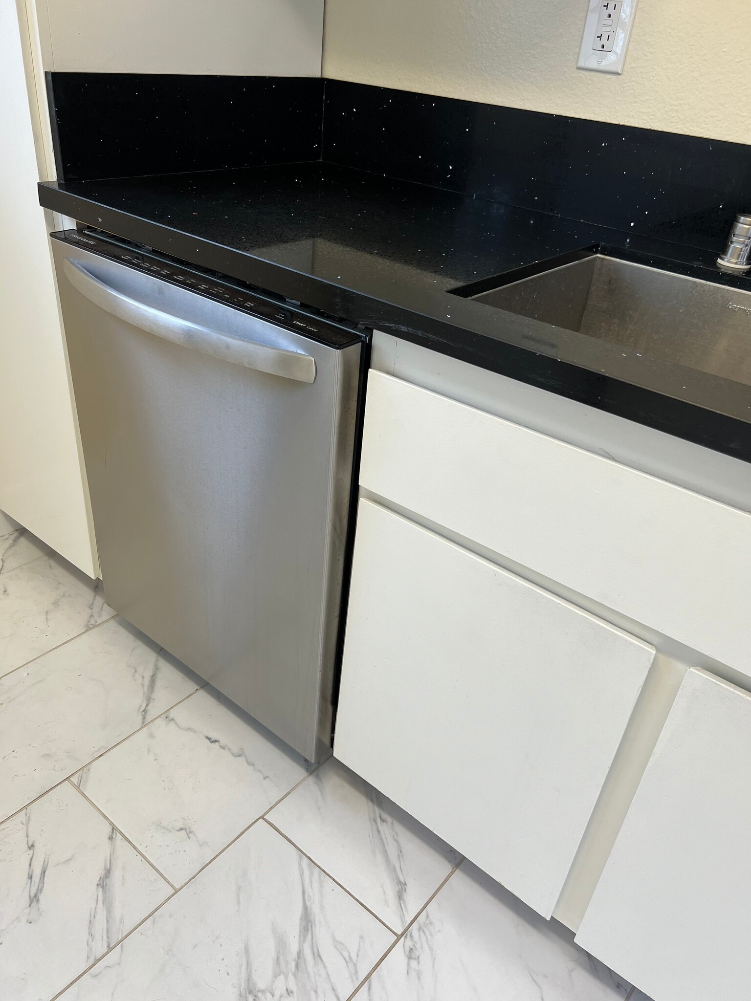 Kitchen dishwasher - 4166 Garden Ave