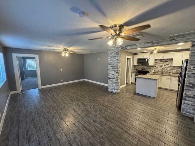 Building Photo - 2 Bedroom - 2 Bath - 1034 Sq. Ft. Duplex