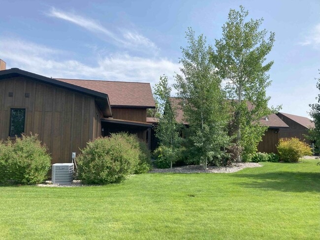 Building Photo - Stunner on Springhill