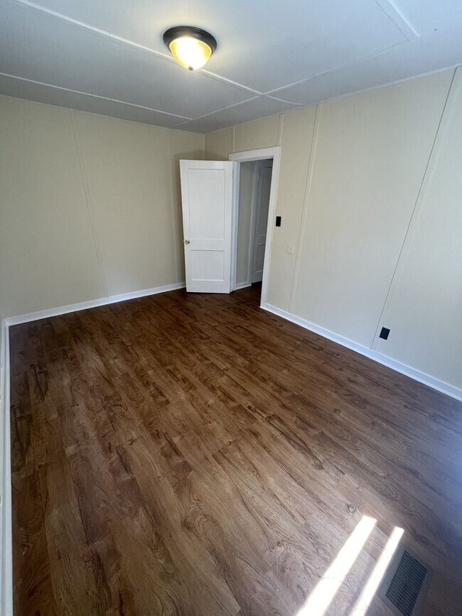 Building Photo - 1 Bedroom 1 Bathroom