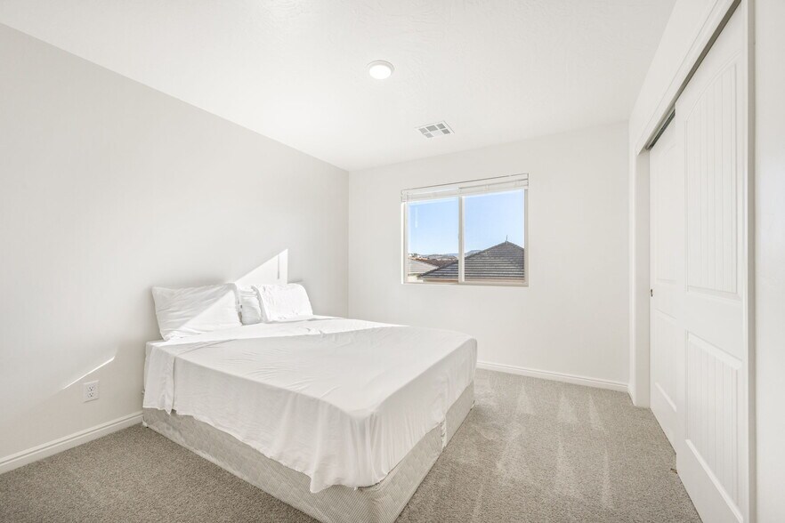 Building Photo - 1382 E White Desert Dr