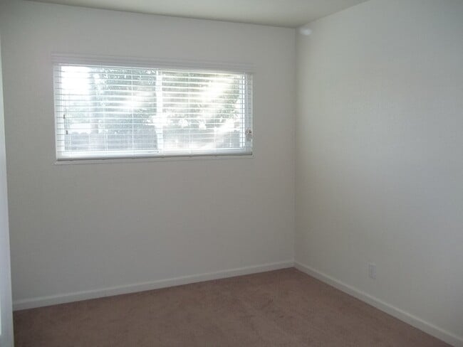 Building Photo - Amenity heavy remodeled home in older cul ...