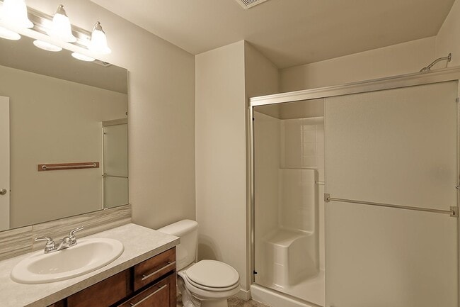 Building Photo - Spacious Townhome Near Silver Lake!